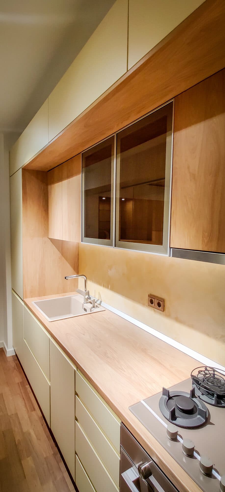 Spațiu finalizat — bucătărie pe comandă, apartament privat