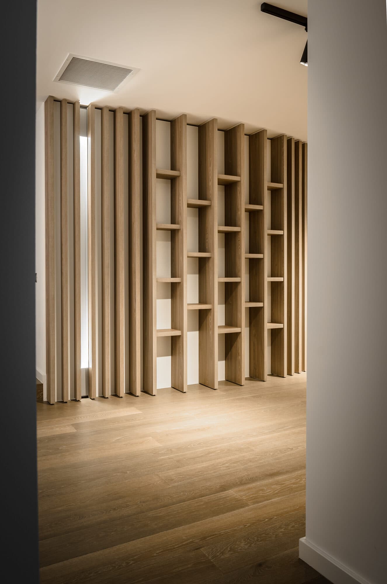 Detaliu mobilier — bibliotecă pe comandă din lemn